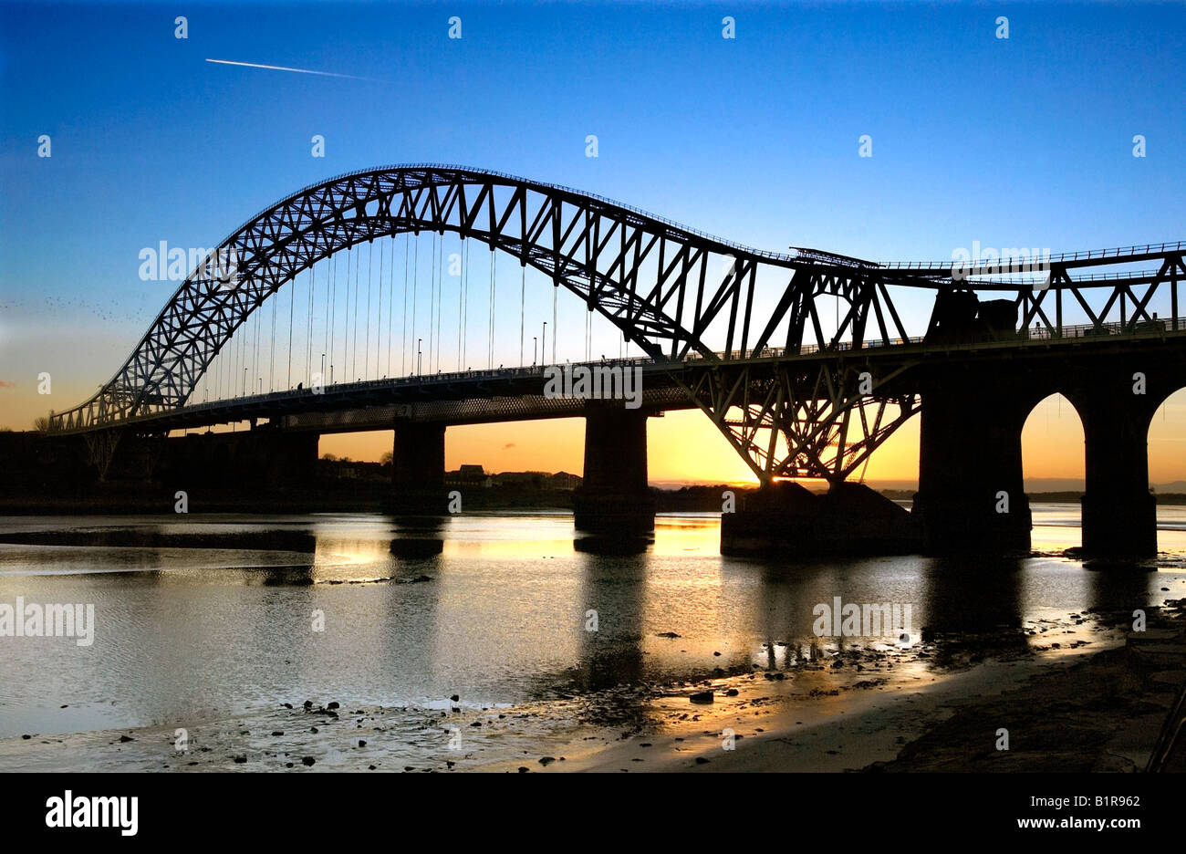 Die Queensway Jubilee-Brücke über den Fluss Mersey von Widnes Bank blickt Runcorn bei Sonnenuntergang im Februar gesehen Stockfoto