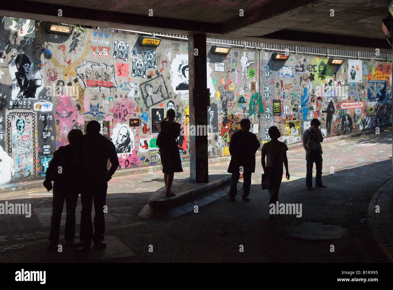 Graffiti Street Urban Art Ausstellung, Besucher des Cans Festival Waterloo von Banksy Graffiti Künstler, Leake Street, London UK 2008 2000s Stockfoto