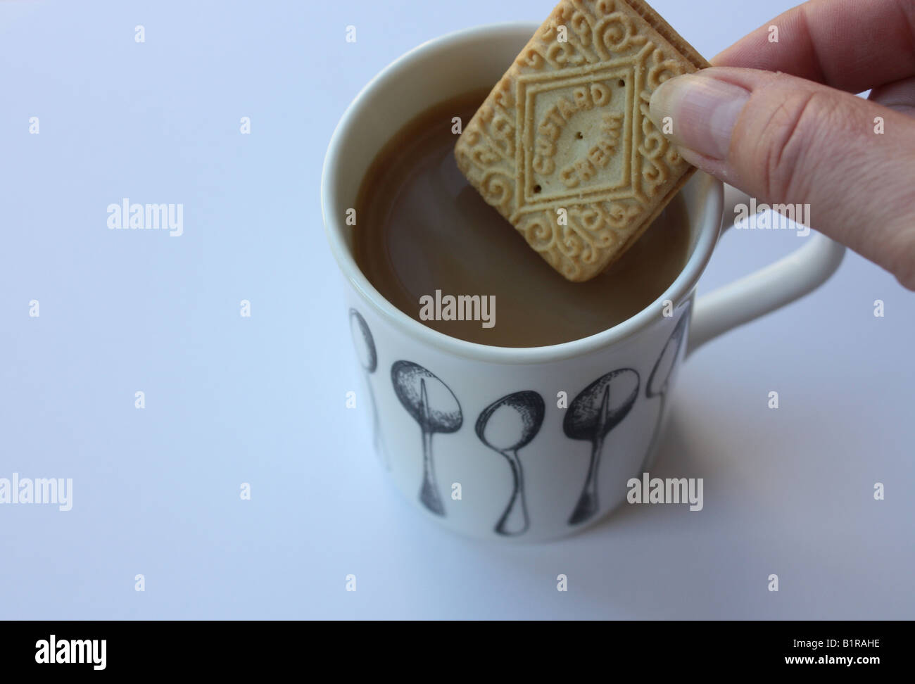 Eine Tasse Tee und Keks Dunks. Stockfoto