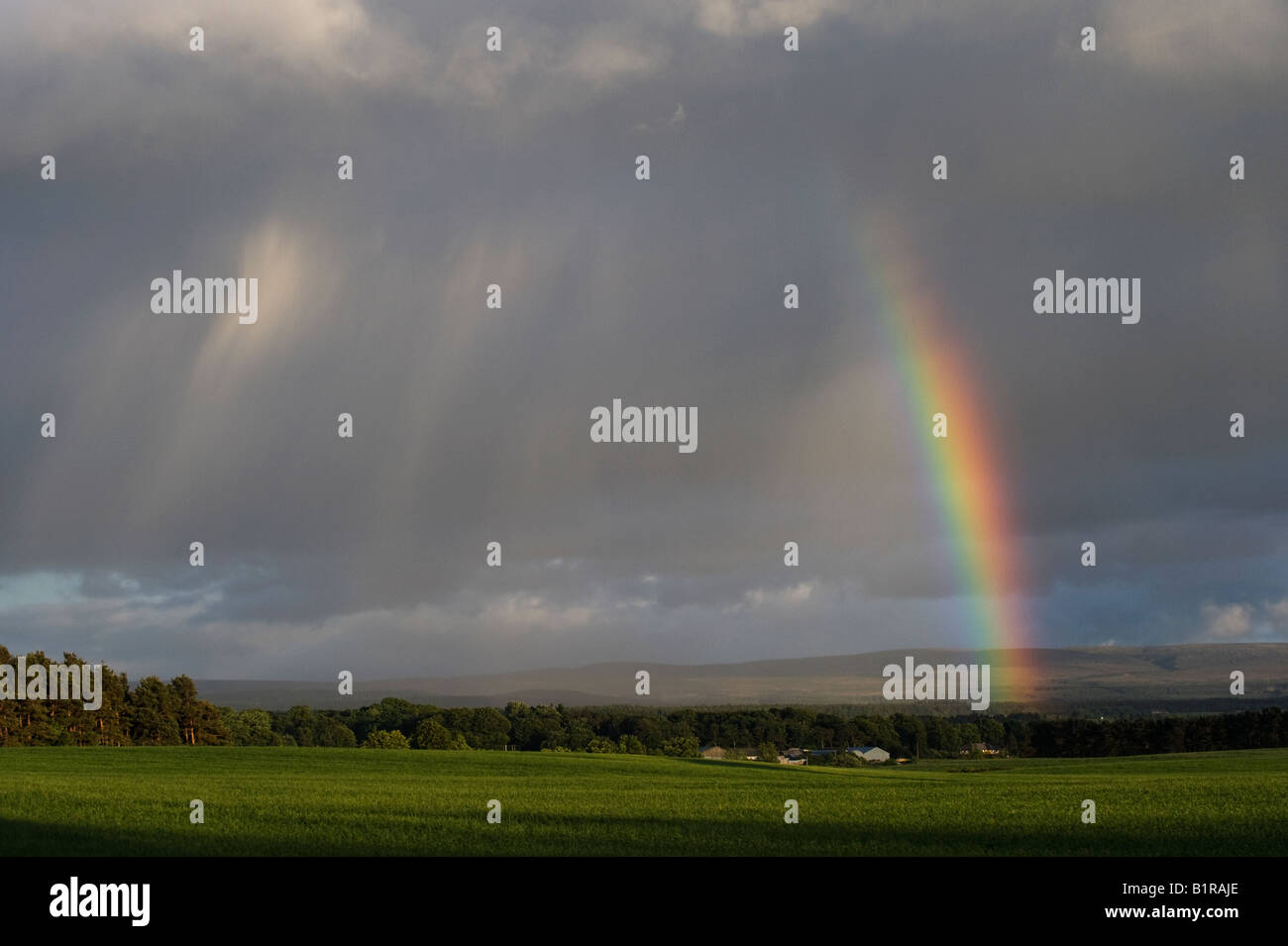 Regenbogen und stürmischen Himmel über schottische Landschaft. Moray, Schottland Stockfoto