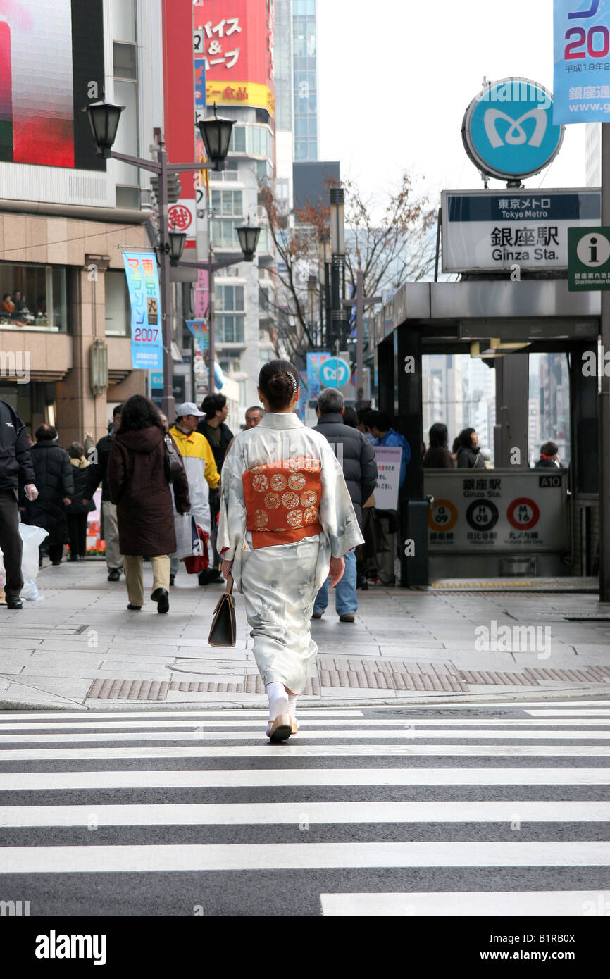 Frau im traditionellen Kimono Kleid kreuzt die Straße in Ginza, Tokio Japan Stockfoto