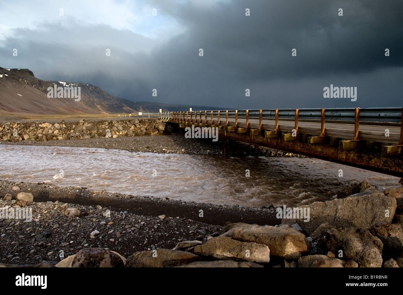 Brücke über die Bundesstraße Nr. 1 in der Nähe von Svinafell. Skaftafell Nationalpark. Island Stockfoto