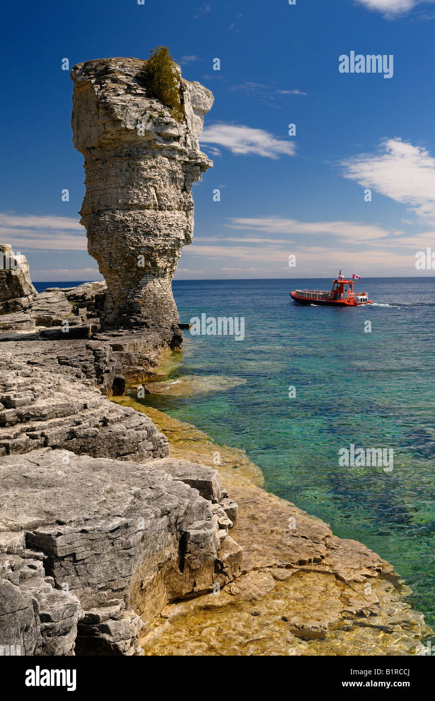 Zodiac transportiert Touristen vorbei an der großen Seastack an der Küste von Blumentopf Insel Georgian Bay Lake Huron Bruce Peninsula Ontario Kanada Stockfoto