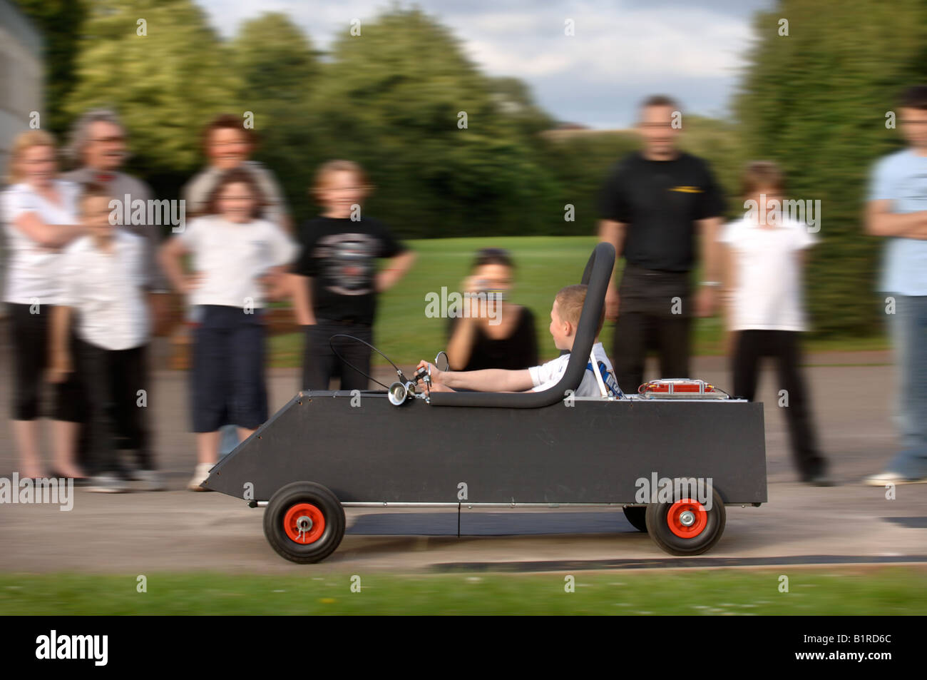 ELTERN UND SCHÜLERINNEN UND SCHÜLER DER GRUNDSCHULE RODFORD IN YATE, SOUTH GLOUCESTERSHIRE MIT IHRER HAND GEBAUT ELEKTRO-BAUSATZ AUTO UK Stockfoto