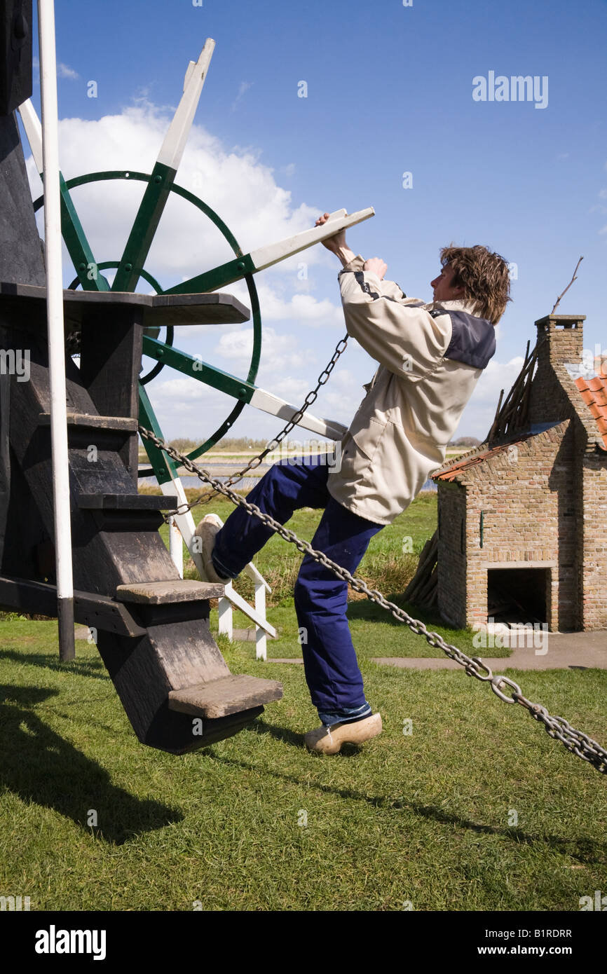 Windmühle Arbeiter drehen eine Windmühle in Richtung der vorherrschenden Wind, bei Kinderdijk, Holland. Stockfoto