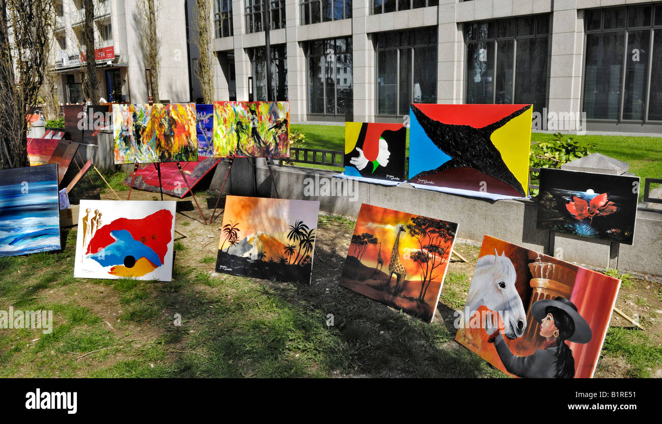 Künstler zeigen ihre Kunst auf der Leopoldstraße, Leopold Straße, München, Bayern, Deutschland, Europa Stockfoto