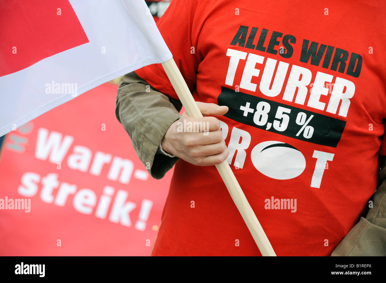 Protest, Demonstrator trägt ein T-shirt lesen Alles Wird Teurer + 8, 5 % Brot, alles wird immer teurer + 8, 5 % steigen Stockfoto