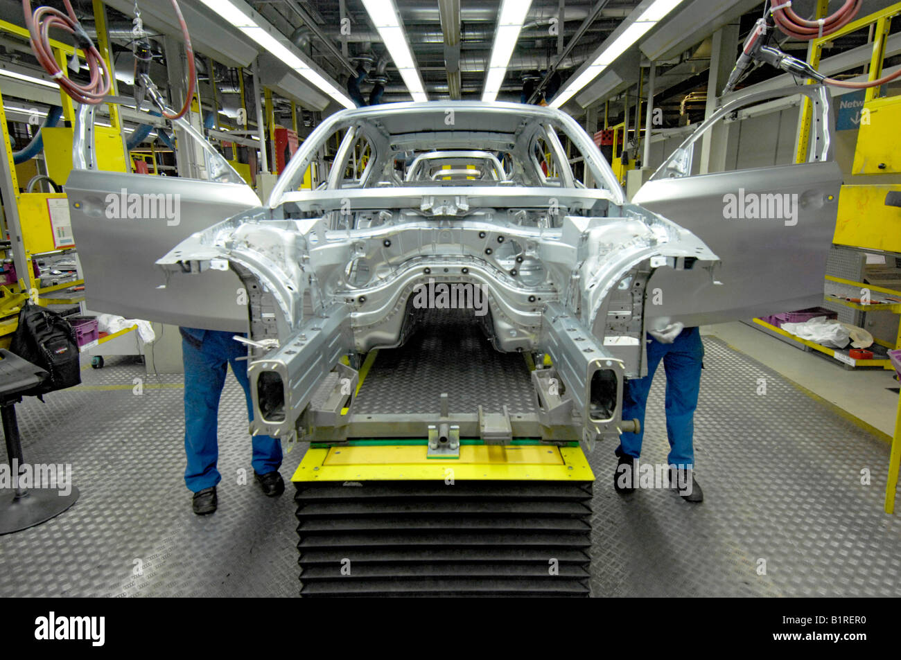 Autotüren wird poliert, Karosserie-Fabrik, Herstellung von BMW 1er und 3er, BMW Auto-Werk in Regensburg, Bayern, Deutschland Stockfoto