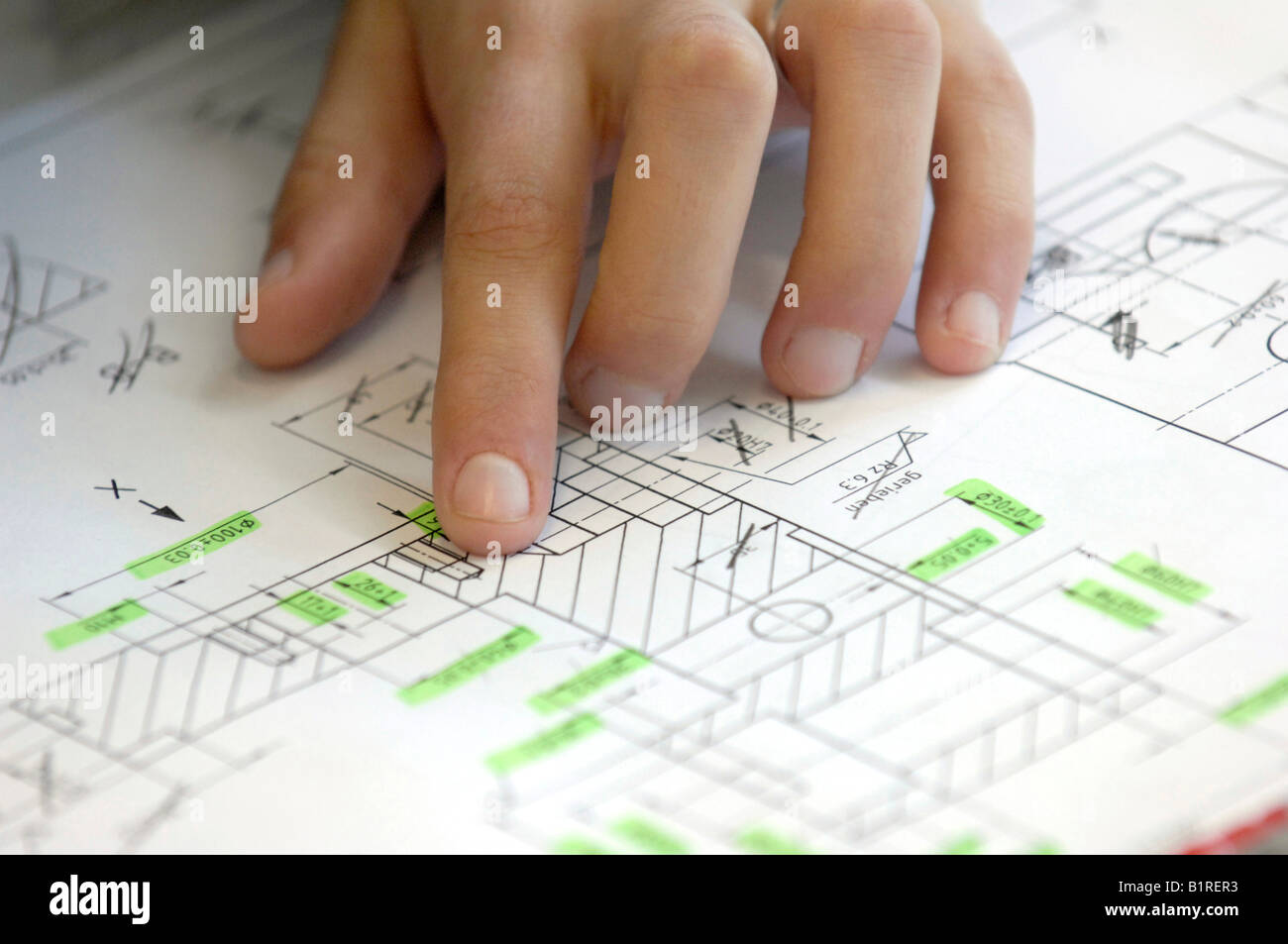 Zeichnerin mit der Hand auf einen Bauplan, Baupläne, Layout, Heidenheim, Baden-Württemberg, Deutschland, Europa Stockfoto