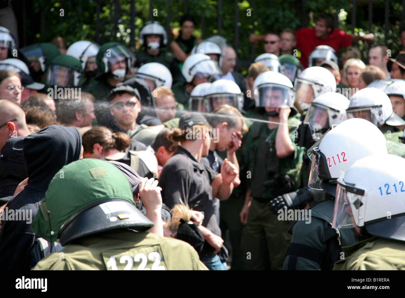 Polizisten mit Keule bei der Räumung einer Blockade gegen einen Neonazi-Veranstaltung, Berlin, Deutschland, Europa Stockfoto