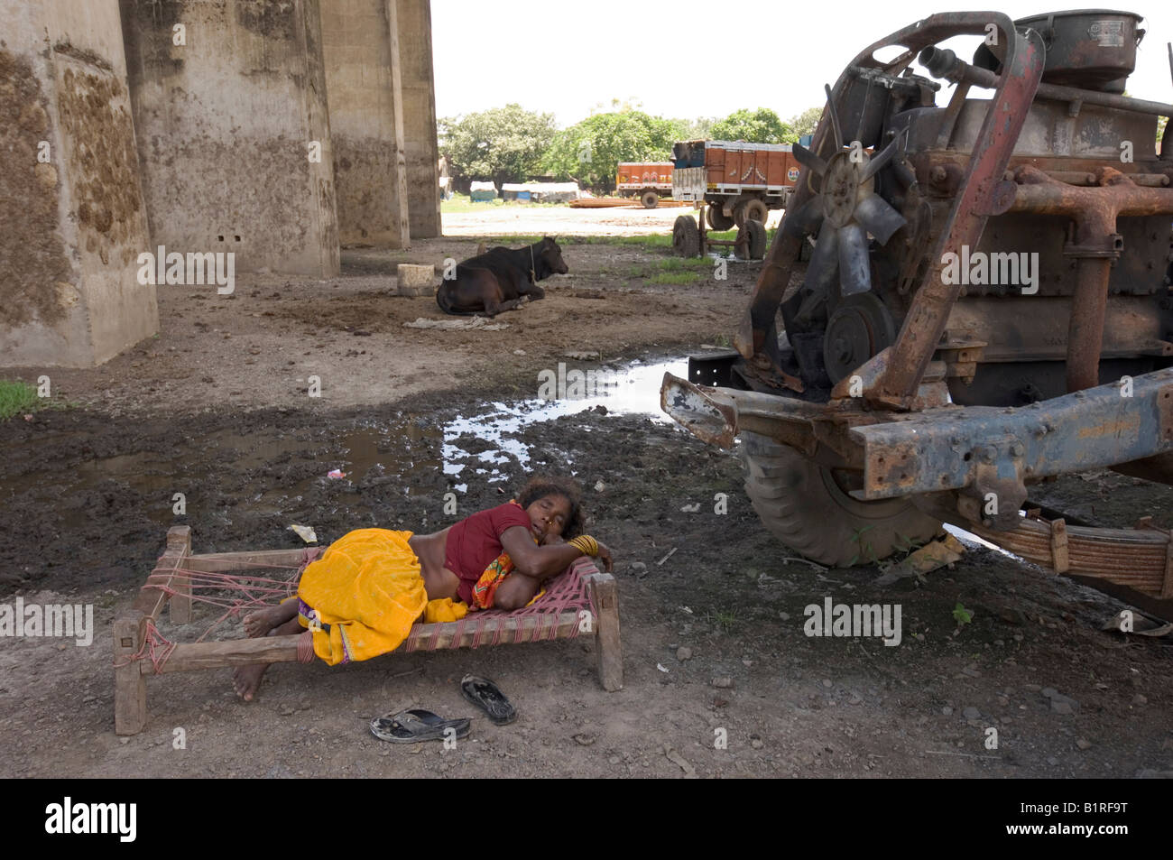 Um die Hitze ihre Hütte zu entgehen, diese Frau unter dem zweiten Howrah Bridge, Howrah, Hooghly, West-Bengalen schläft, ich Stockfoto