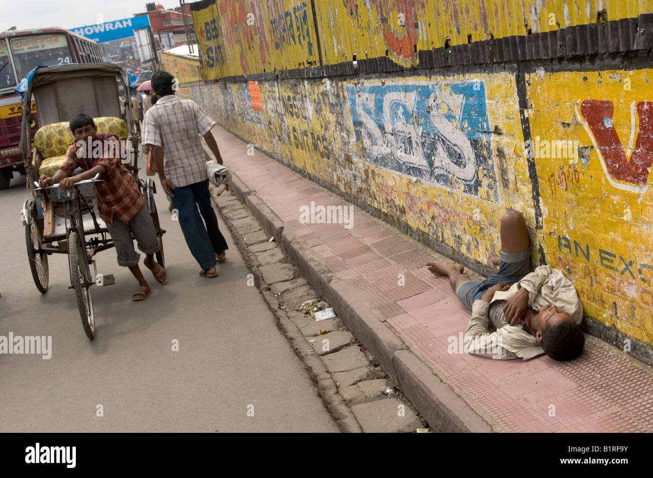 Obdachlose Tagelöhner schlafen vor Howrah Station, zentrale Bahnhof Kalkuttas Howrah Street, Hooghly, West Beng Stockfoto