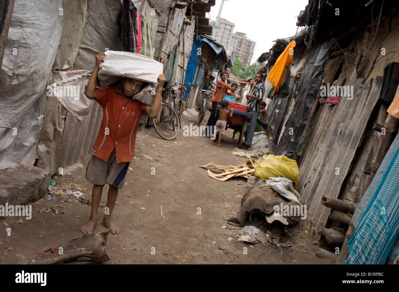 Kleiner Junge im Topsia Slum, zurück zu die klimatisierten Gebäuden der besseren Adressen von Kolkata, früher Kalkutta, West Stockfoto