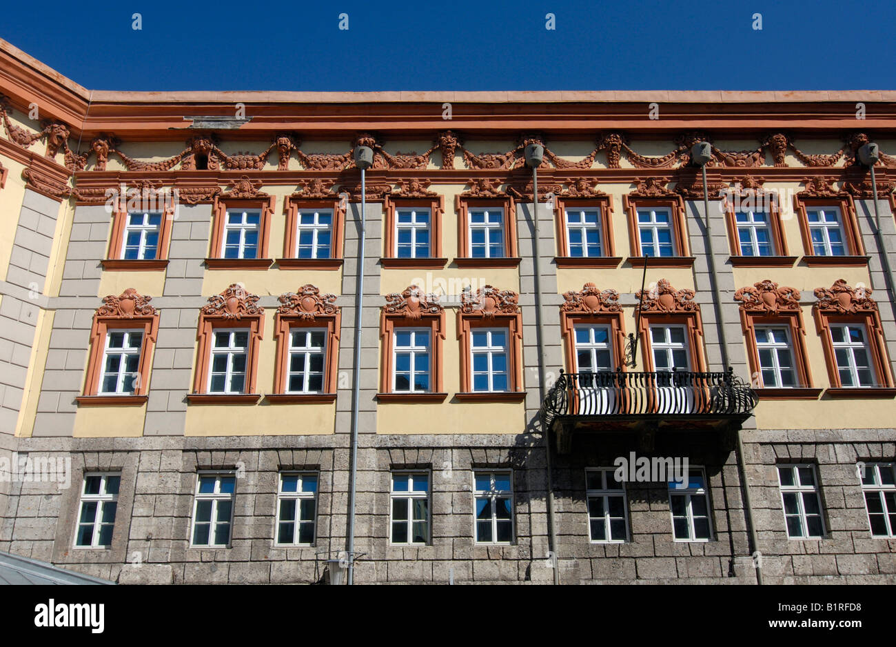 Ottoburg-Palast, Fassade zeigt eine Fenster und Balkon, Herzog-Friedrich-Straße, Altstadt, Innsbruck, Inntal-Tal, Tyro Stockfoto