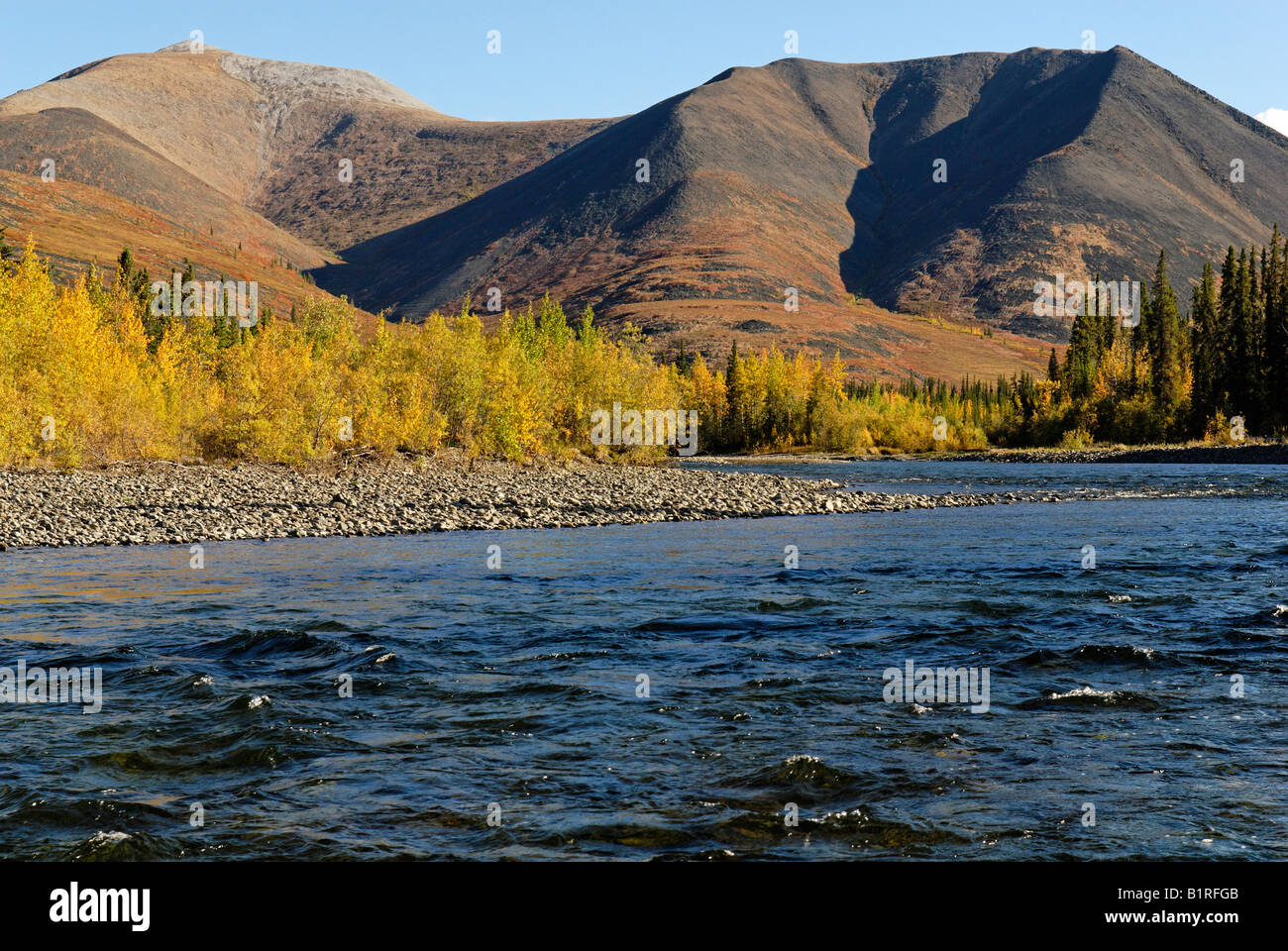 Blackstone River und Tombstone Mountains durch den Dempster Highway, Yukon Territorium, Kanada, Nordamerika Stockfoto