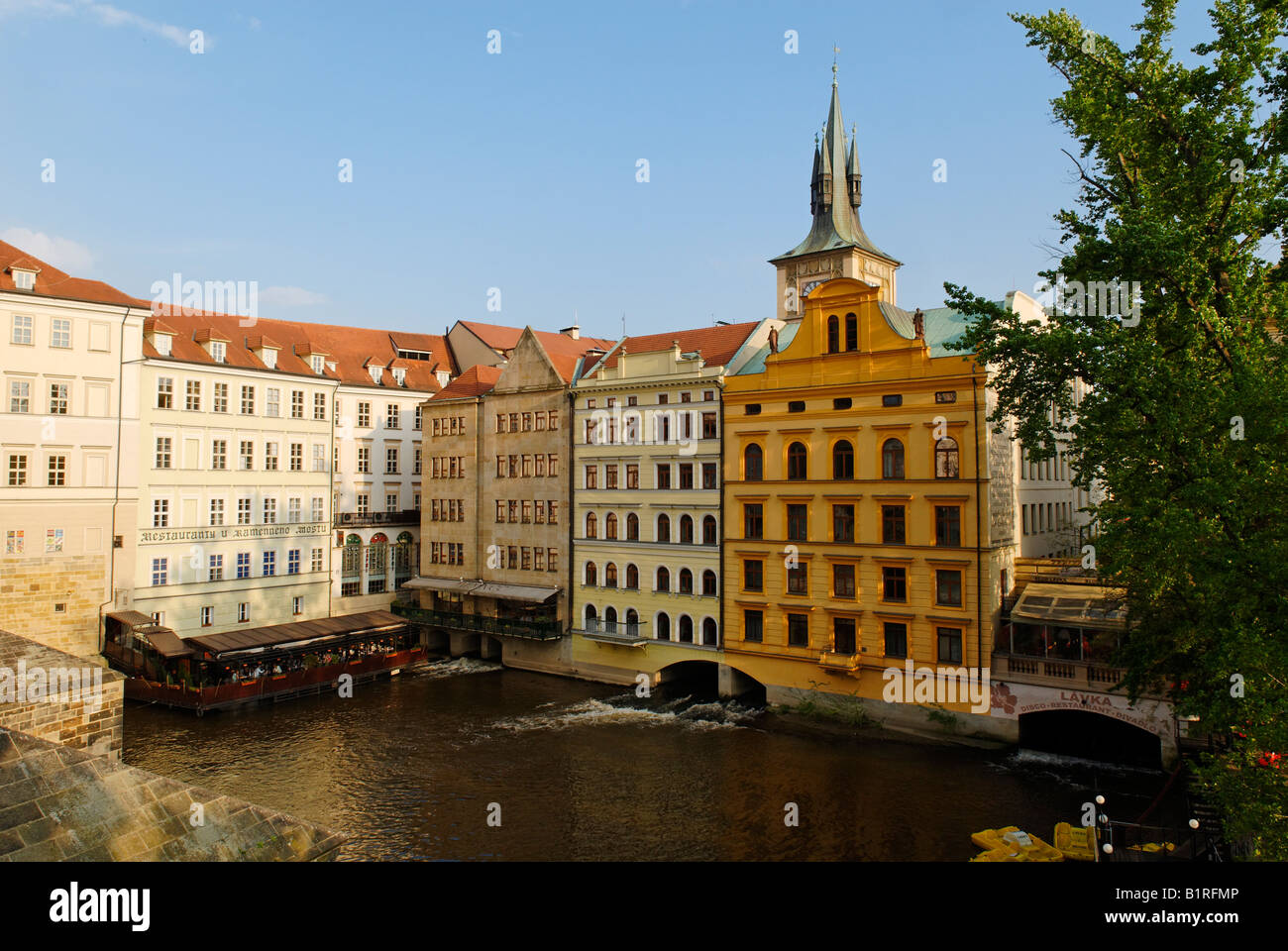 Mühle befindet sich am Fluss Vitava neben der Karlsbrücke, UNESCO-Weltkulturerbe, Prag, Tschechische Republik, Tschechien, Europa Stockfoto