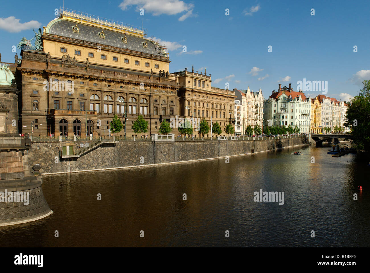 National Theatre am Ufer des Flusses Vltava, UNESCO-Weltkulturerbe, Prag, Tschechische Republik, Tschechien, Europa Stockfoto