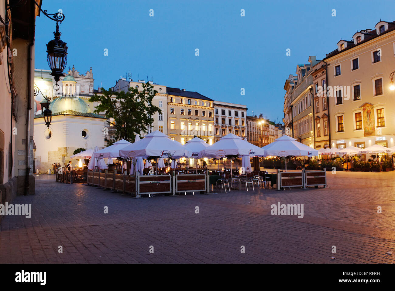 Straßencafé auf dem Rynek Krakowski, Hauptmarkt, UNESCO-Weltkulturerbe, Krakau, Polen, Europa Stockfoto