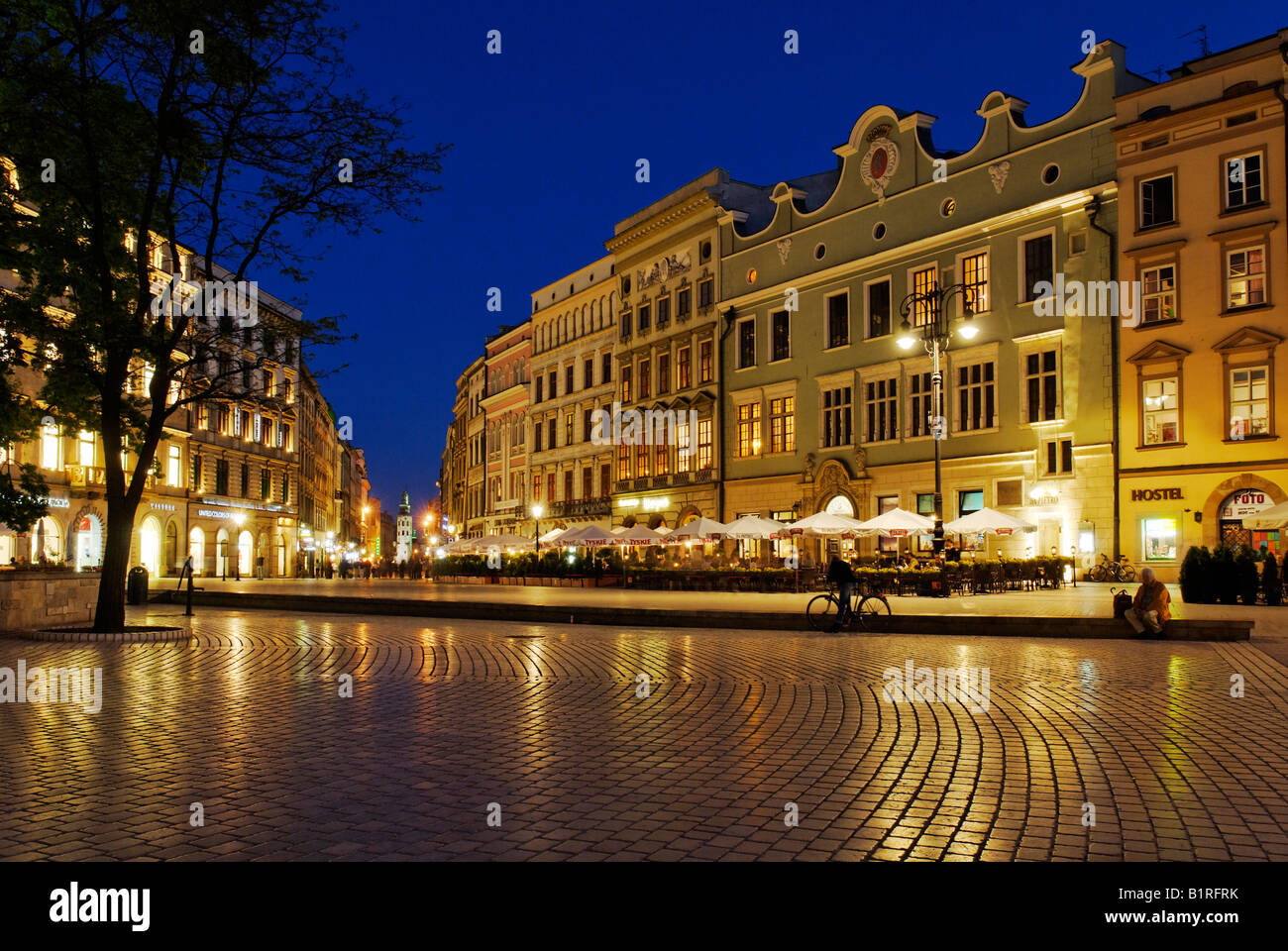 Rynek Krakowski, Hauptmarkt in der Abenddämmerung, UNESCO-Weltkulturerbe, Krakau, Polen, Europa Stockfoto