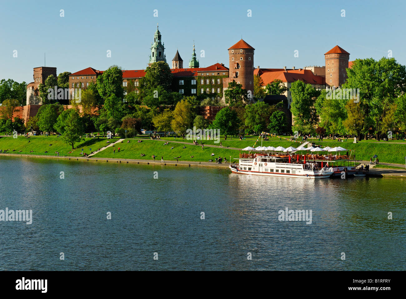 Passagierschiff auf der Weichsel, Wawel-Hügel in Krakau, UNESCO-Weltkulturerbe, Polen, Europa Stockfoto