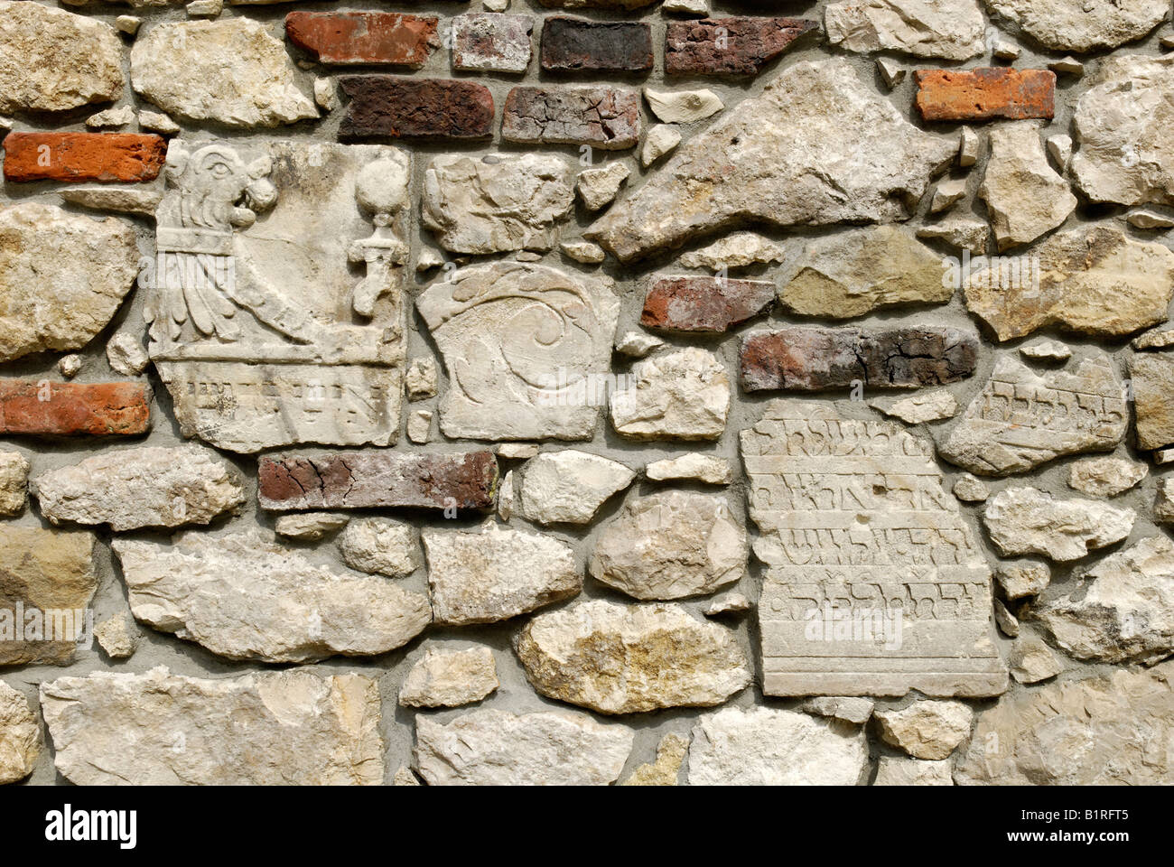 Grabstein mit hebräischer Inschrift, jüdischer Friedhof Remuh, Kazimierz, UNESCO-Weltkulturerbe, Krakau, Polen, Europa Stockfoto