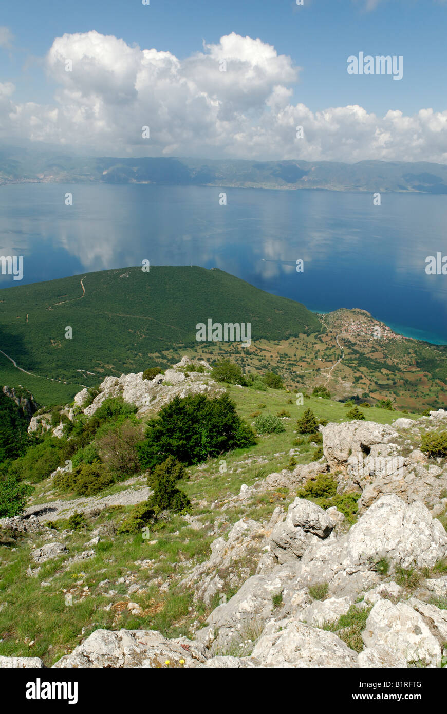 Blick vom Nationalpark Galicica zum Ohrid-See und der Küste von Albanien, UNESCO-Weltkulturerbe, Mazedonien, ehemalige jugoslawische Republik Mazedonien, ehemalige Y Stockfoto