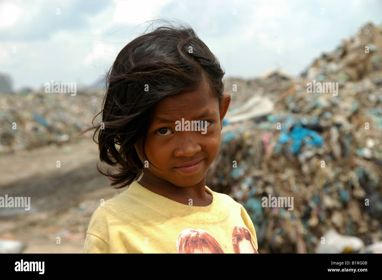 Trauriges Mädchen durchwühlen Müll an die Stung Meanchey städtischen Müllhalde im Süden Kambodschas Hauptstadt Phnom Penh w Stockfoto