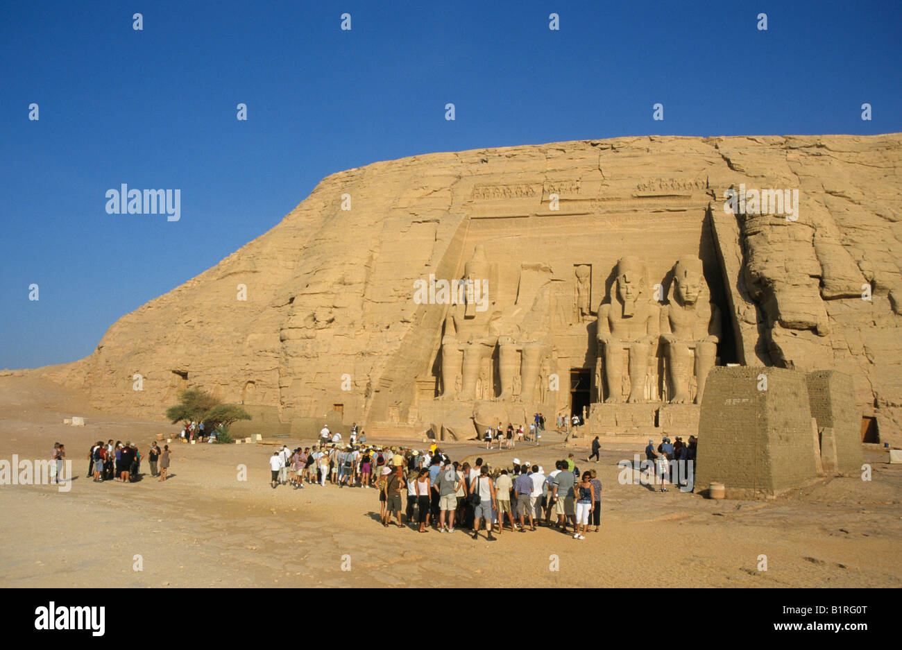 Touristen vor dem großen Tempel von Ramses II, Abu Simbel, Ägypten, Afrika Stockfoto