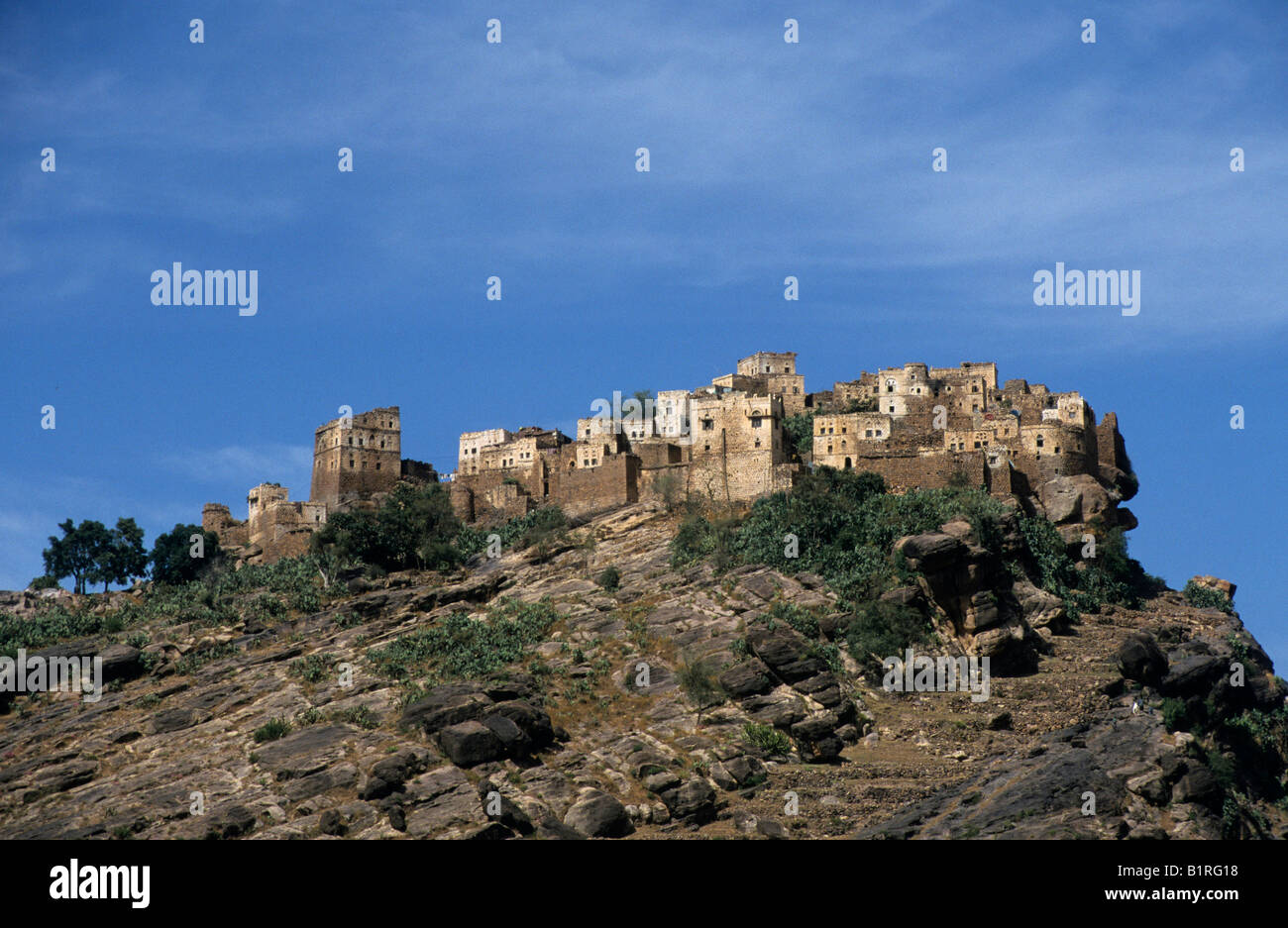 Dorf auf einem Felsvorsprung in der Nähe von Mahwit, Jemen, Nahost Stockfoto