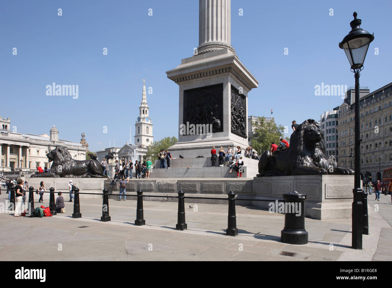 Admiral Lord Nelson Denkmal vor dem St. Martin in den Bereichen Kirche und der National Gallery, Trafalgar Square, London, Gr Stockfoto