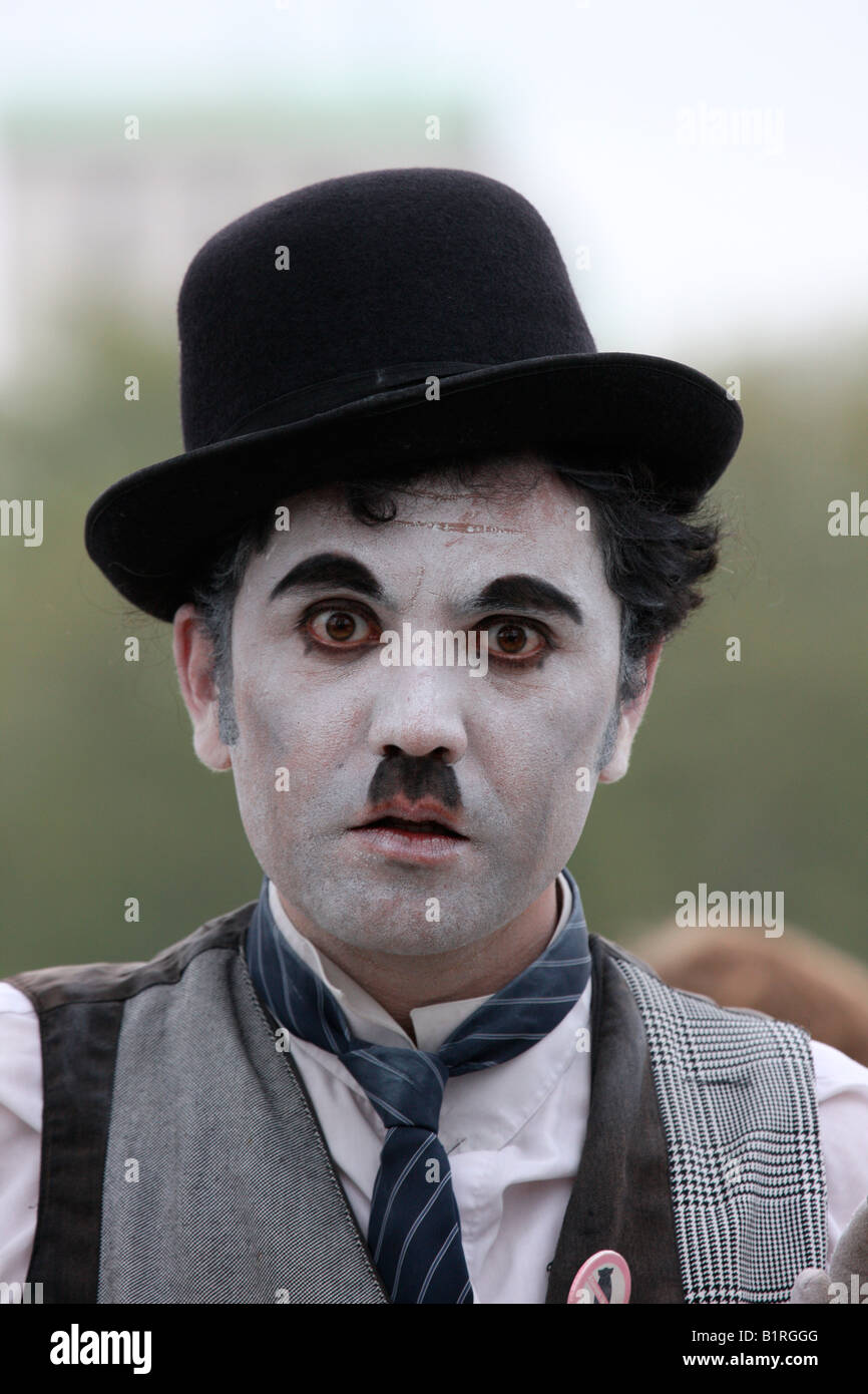 Charlie Chaplin-Imitator, Kirmes, Karneval auf dem London Eye, London, England, Großbritannien, Europa Stockfoto