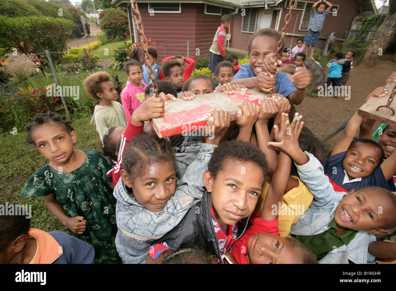 Kinder auf dem Spielplatz, Goroka, Papua-Neu-Guinea, Melanesien Stockfoto