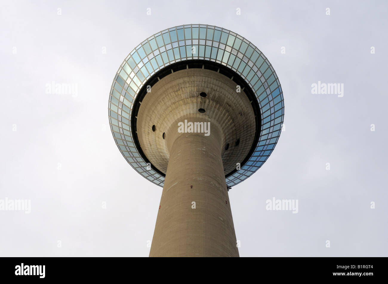 Low-Winkel-Blick auf den Rheinturm, Rheinturm, Düsseldorf, Nordrhein-Westfalen, Deutschland Stockfoto