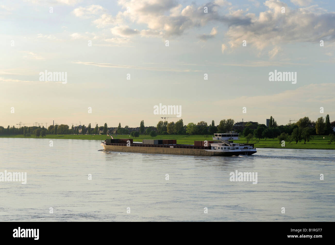 Das Duricha-Containerschiff von Rotterdam über den Rhein, Düsseldorf, Nordrhein-Westfalen, Deutschland Stockfoto