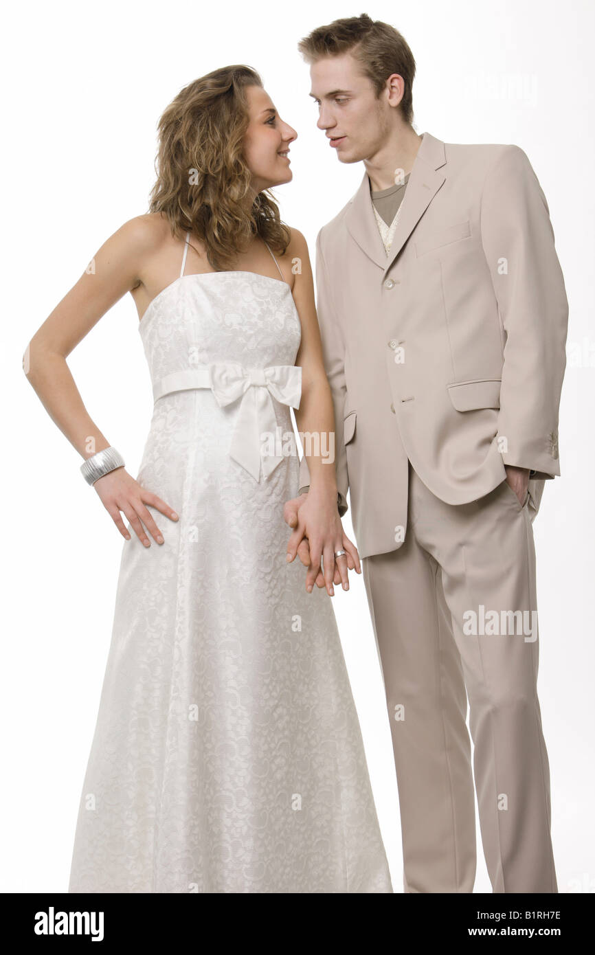 Junges Paar in festlicher Kleidung Stockfoto
