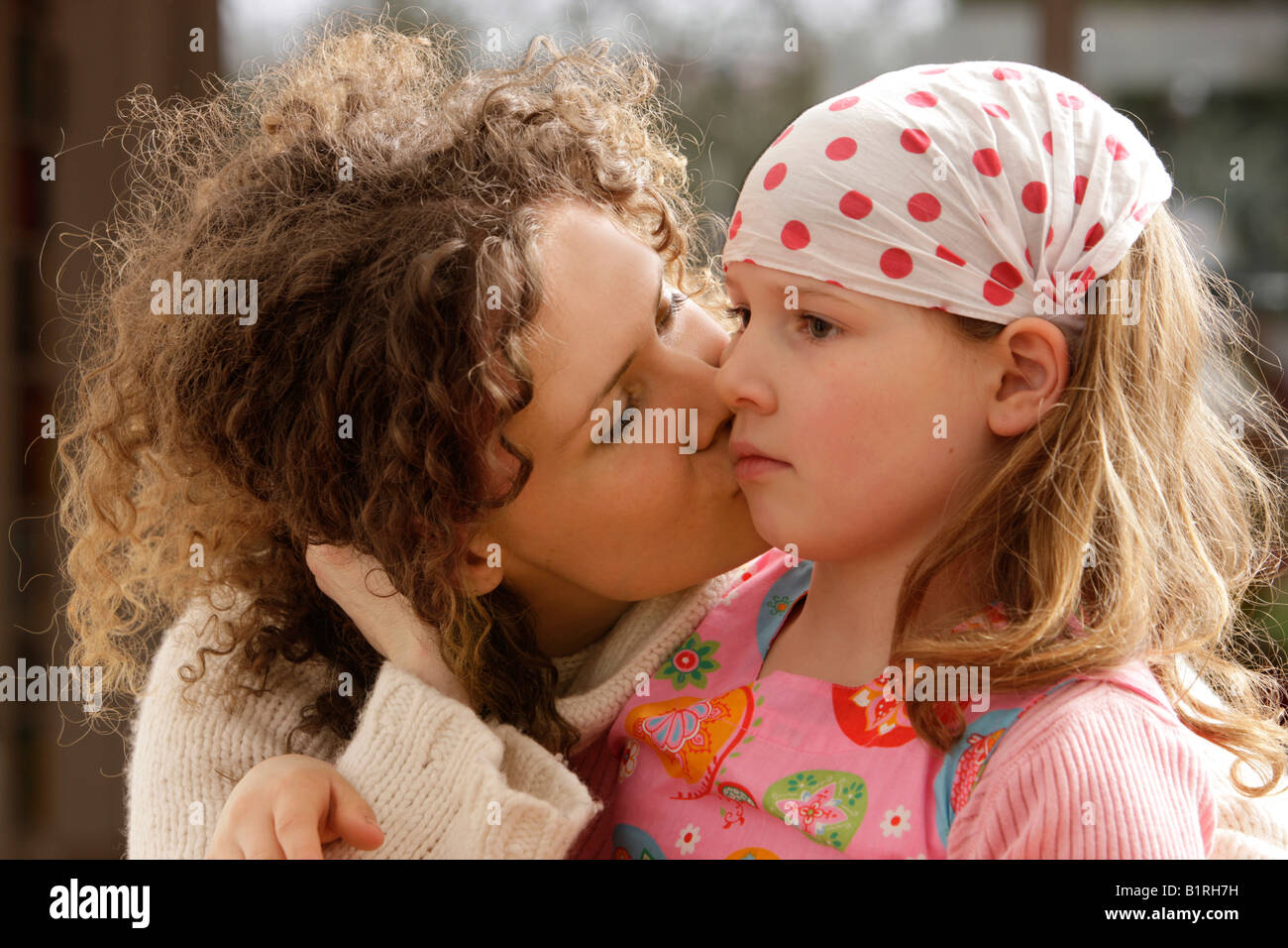 Mutter Mit Dem Lockigen Haar Kussen Ihre Tochter 8 Jahre Alt Stockfotografie Alamy