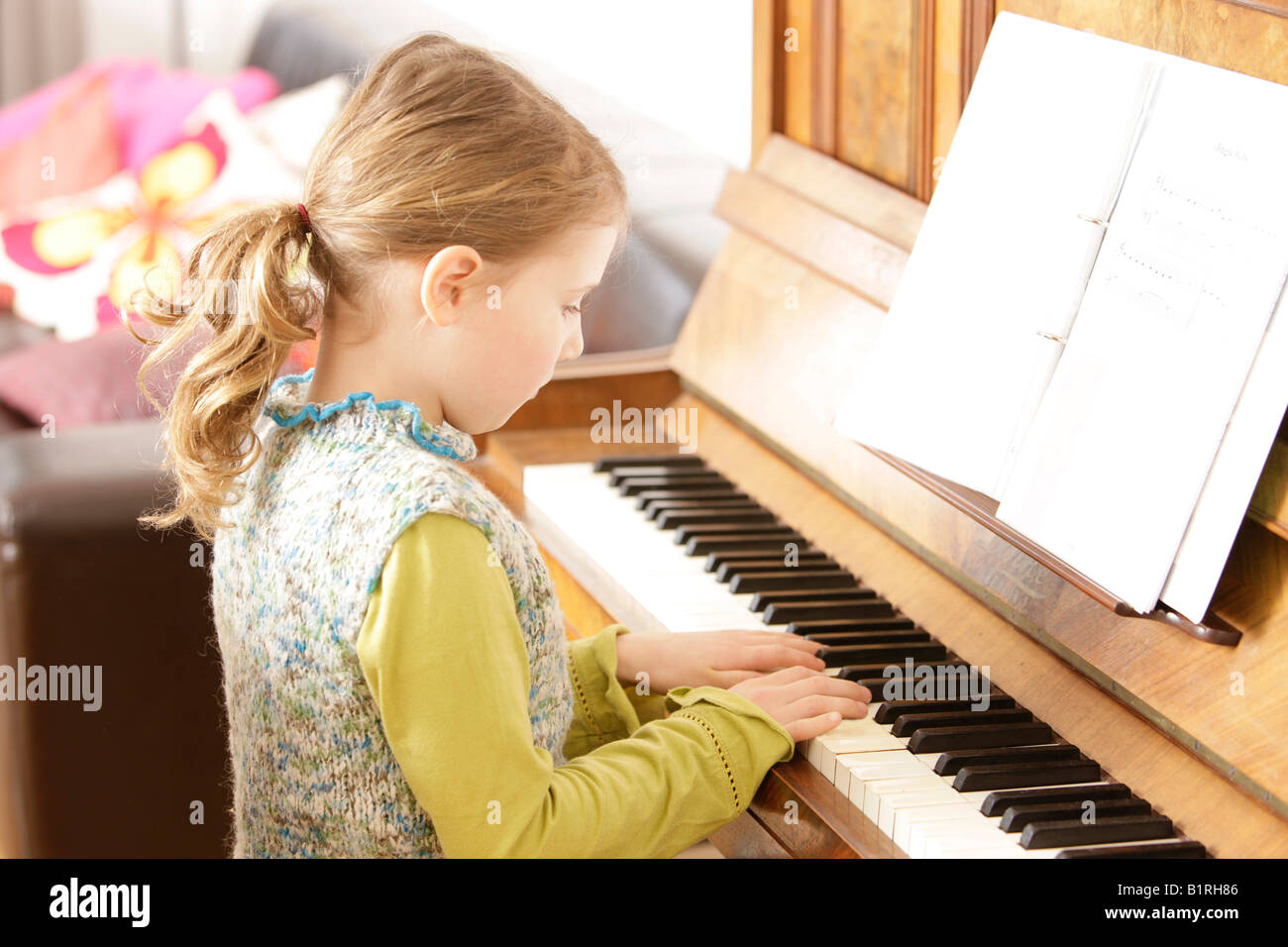 Mädchen, 8 Jahre alt, Klavier zu spielen Stockfoto