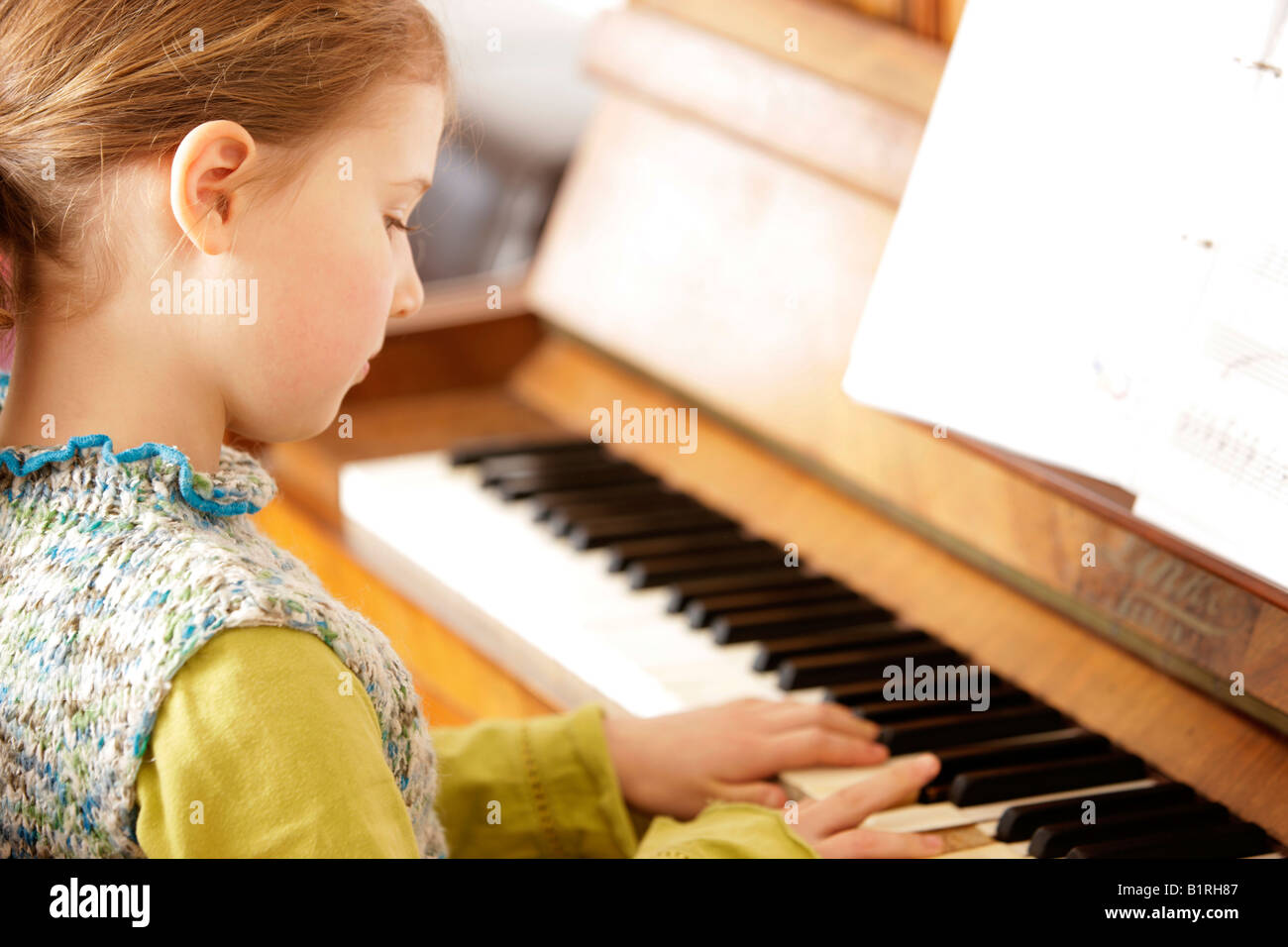 Mädchen, 8 Jahre alt, Klavier zu spielen Stockfoto