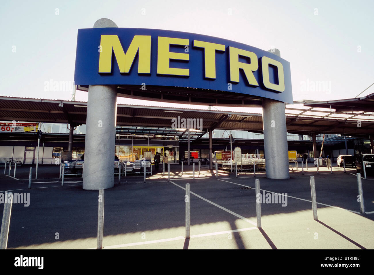 Eingang zum Cash & Carry Metro Supermarkt in Düsseldorf, Nordrhein Westfalen, Deutschland, Europa Stockfoto