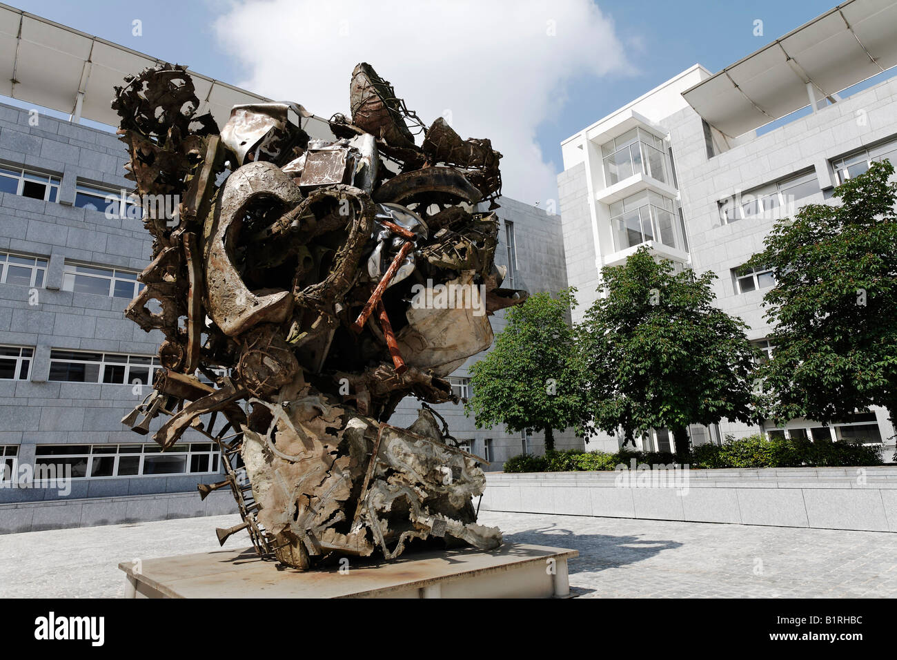 Skulpturen Sie aus Schrott von Richard Serra, Sarreguemines, Platz vor der Hypobank, Financial District, Plateau de Kir Stockfoto