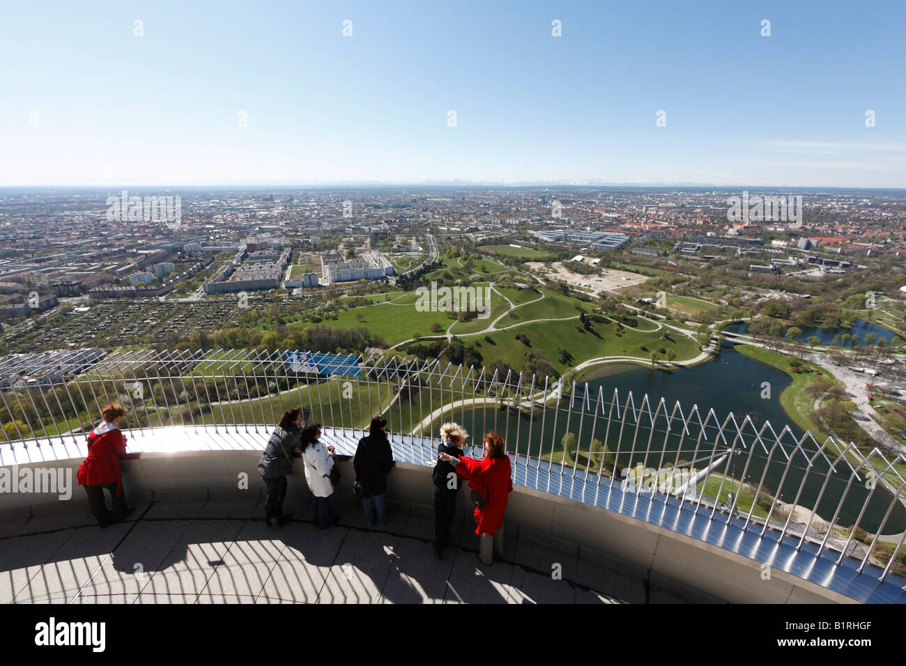 Touristen auf dem Lookout Deck des Olympia TV Turm, München, Bayern, Deutschland, Europa Stockfoto