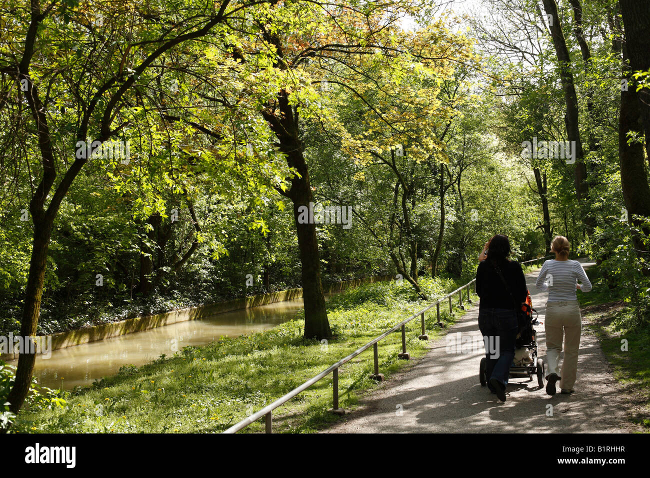 Wanderweg entlang der Glockenbach Brook, Glockenbachviertel, München, Bayern, Deutschland, Europa Stockfoto