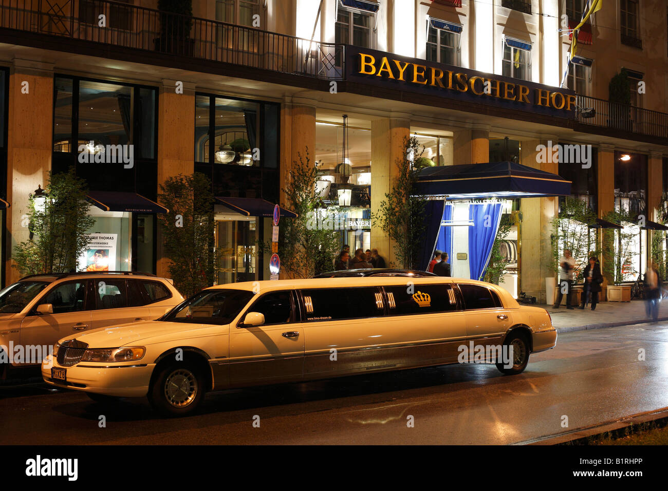 Stretchlimousine vor der Hotel Bayerischer Hof am Promenadeplatz-Platz, München, Bayern, Deutschland, Europa Stockfoto