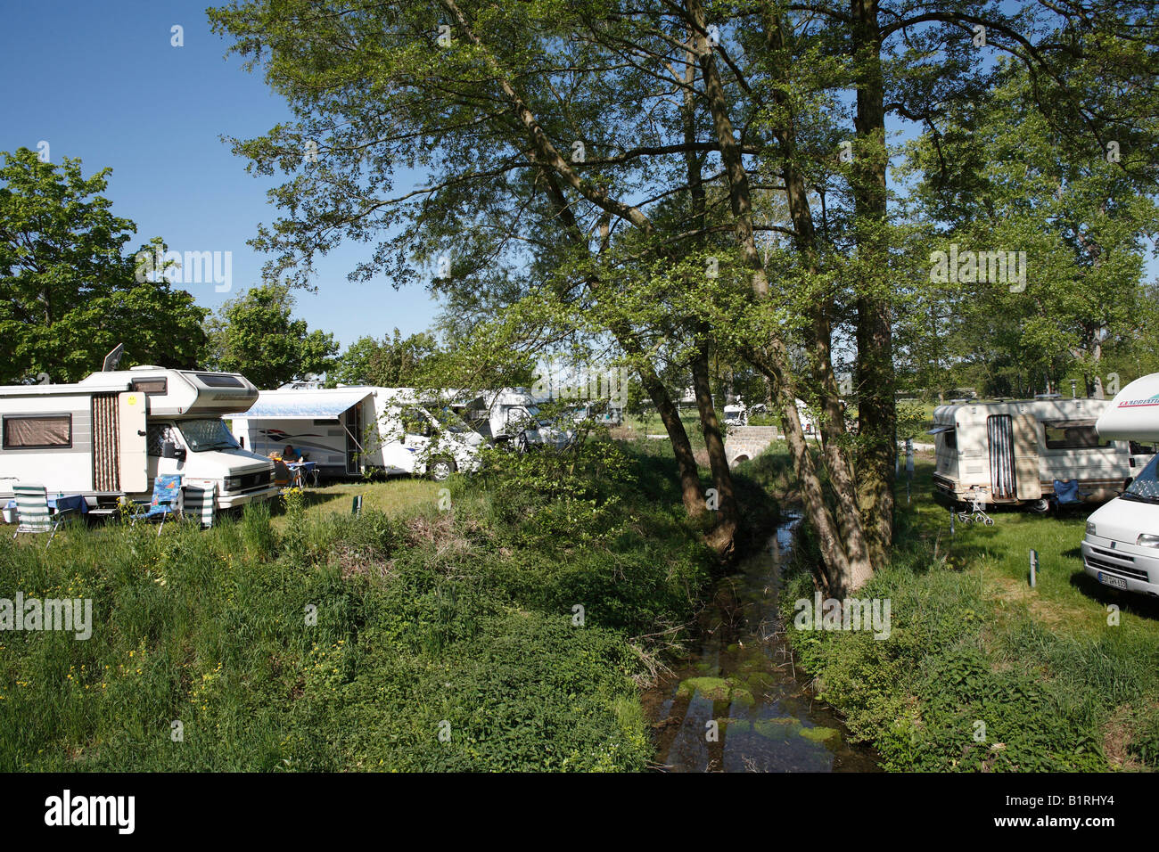 Wohnmobil Parkplatz Bucht im Kurpark Bad Neustadt ein der Saale Kurpark, Rhön Berge, untere Franken, Bayern, Deutschland, Eu Stockfoto