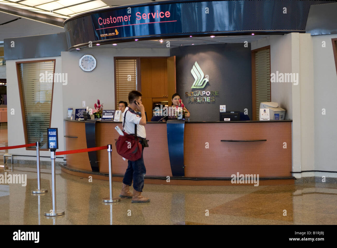 Singapore Airlines Customer Service Information Desk in der Abflughalle des Flughafen Changi, Singapur, Südostasien Stockfoto