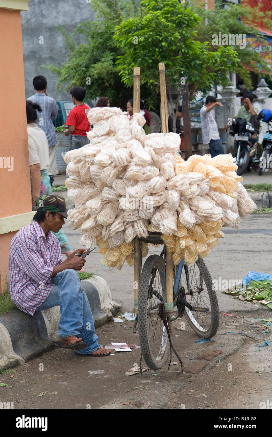 Fahrrad, schwer beladen mit Mais stand vor einem Einkaufszentrum in der Stadt von Mataram, Lombok Island, Lesser Sunda Isla Stockfoto