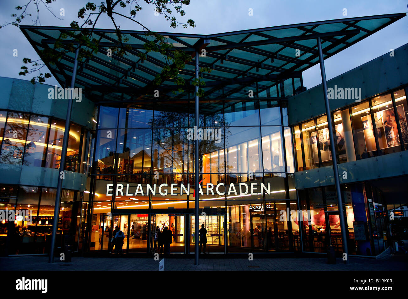 Einkaufszentrum in der Abenddämmerung, Erlangen, Middle Franconia, Bayern, Deutschland, Europa Stockfoto