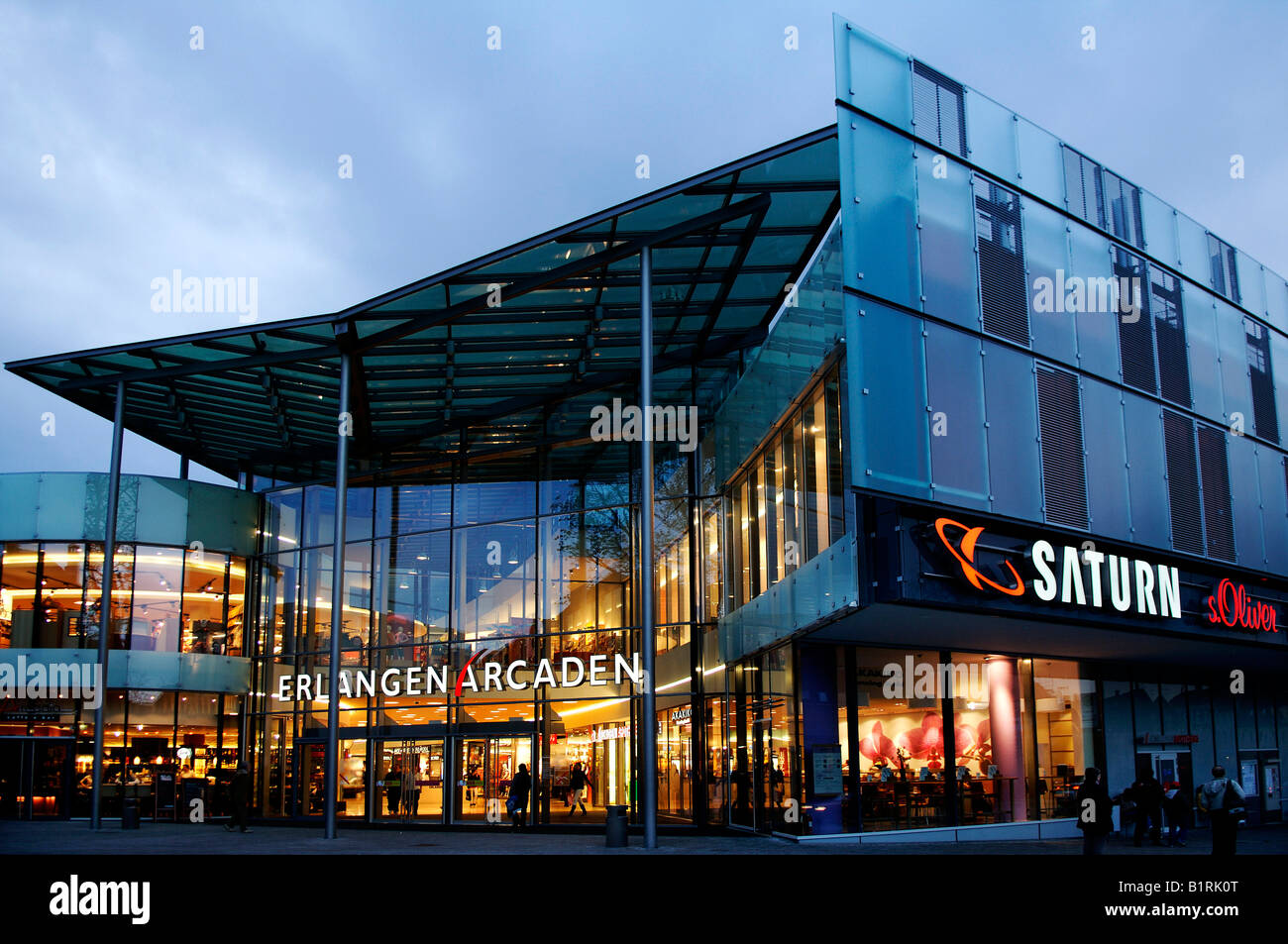 Einkaufszentrum in der Abenddämmerung, Erlangen, Middle Franconia, Bayern, Deutschland, Europa Stockfoto