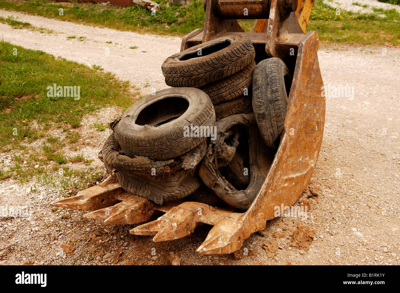 Alte Autoreifen in einem Bagger Schaufel, Karsberg, Upper Franconia, Bayern, Deutschland, Europa Stockfoto