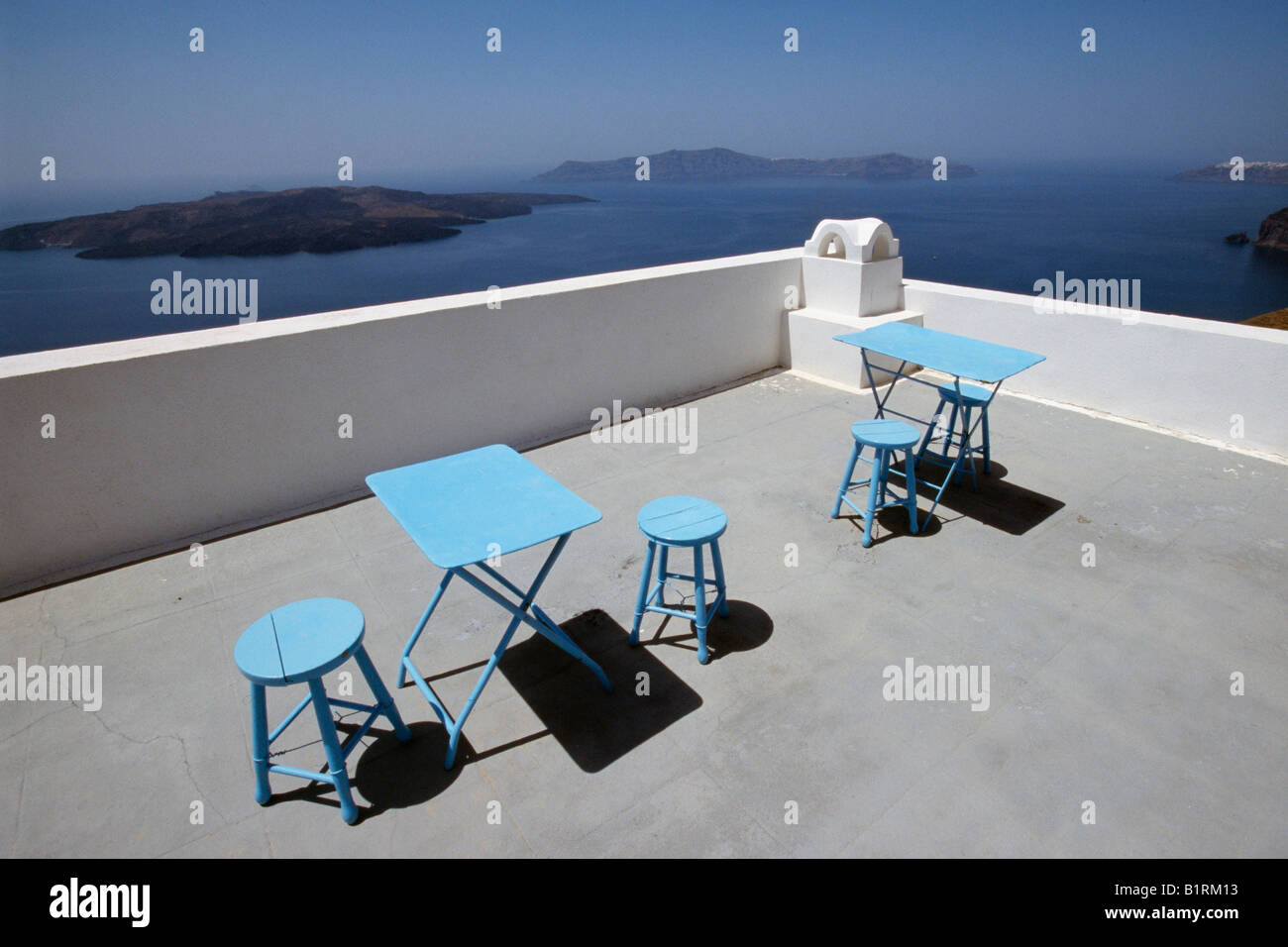 Terrasse, Oia, Santorin, Kykladen, Griechenland Stockfoto